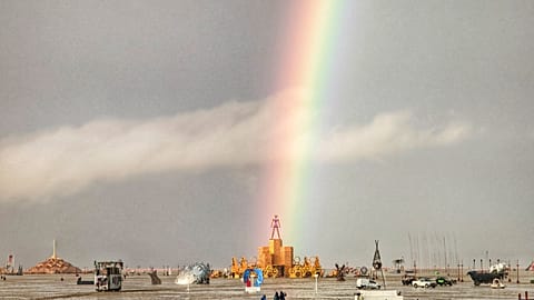 Ein schöner Anblick nach dem Ende des Regens beim "Burning Man", aber die Realität für die Festivalbesucher ist wenig erfreulich. 