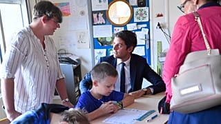 Gabriel Attal, ministre de l'Éducation nationale en visite dans une école pour la rentrée à Saint-Germain-sur-Ille, dans le nord-ouest de la France, le 4 septembre 2023.