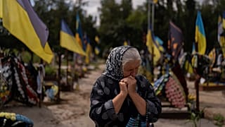 Ukrán édesanya siratja legidősebb fiát egy kijevi temetőben