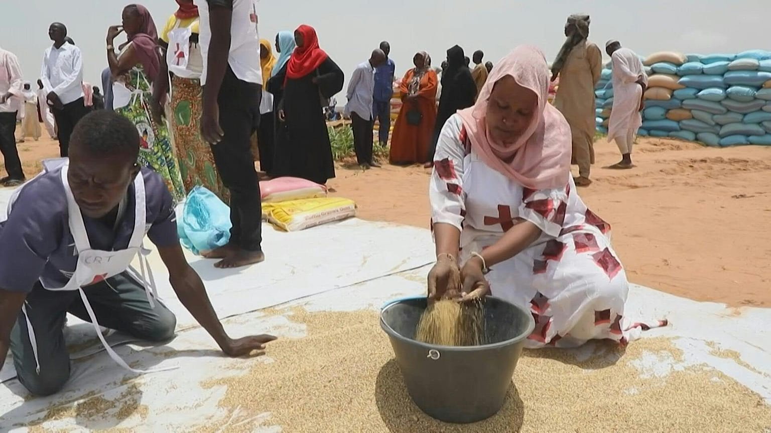   آلاف من اللاجئين السودانيين بانتظار المساعدات في أدري شرق تشاد على الحدود مع  دارفور- 4 أيلول 2023.