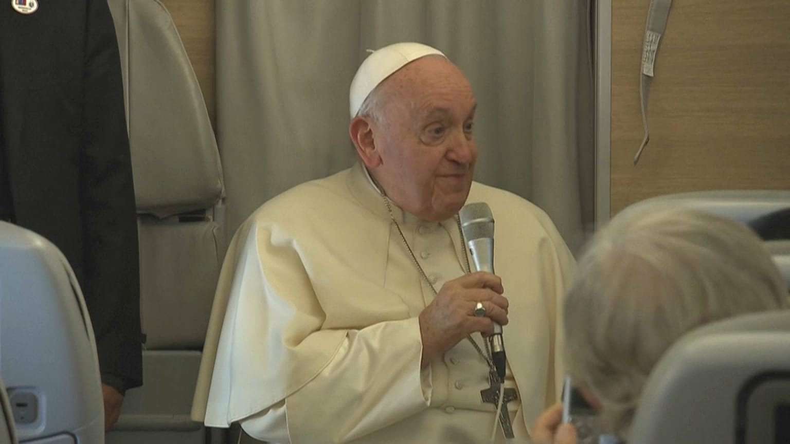 Papa Francesco che torna dalla Mongolia