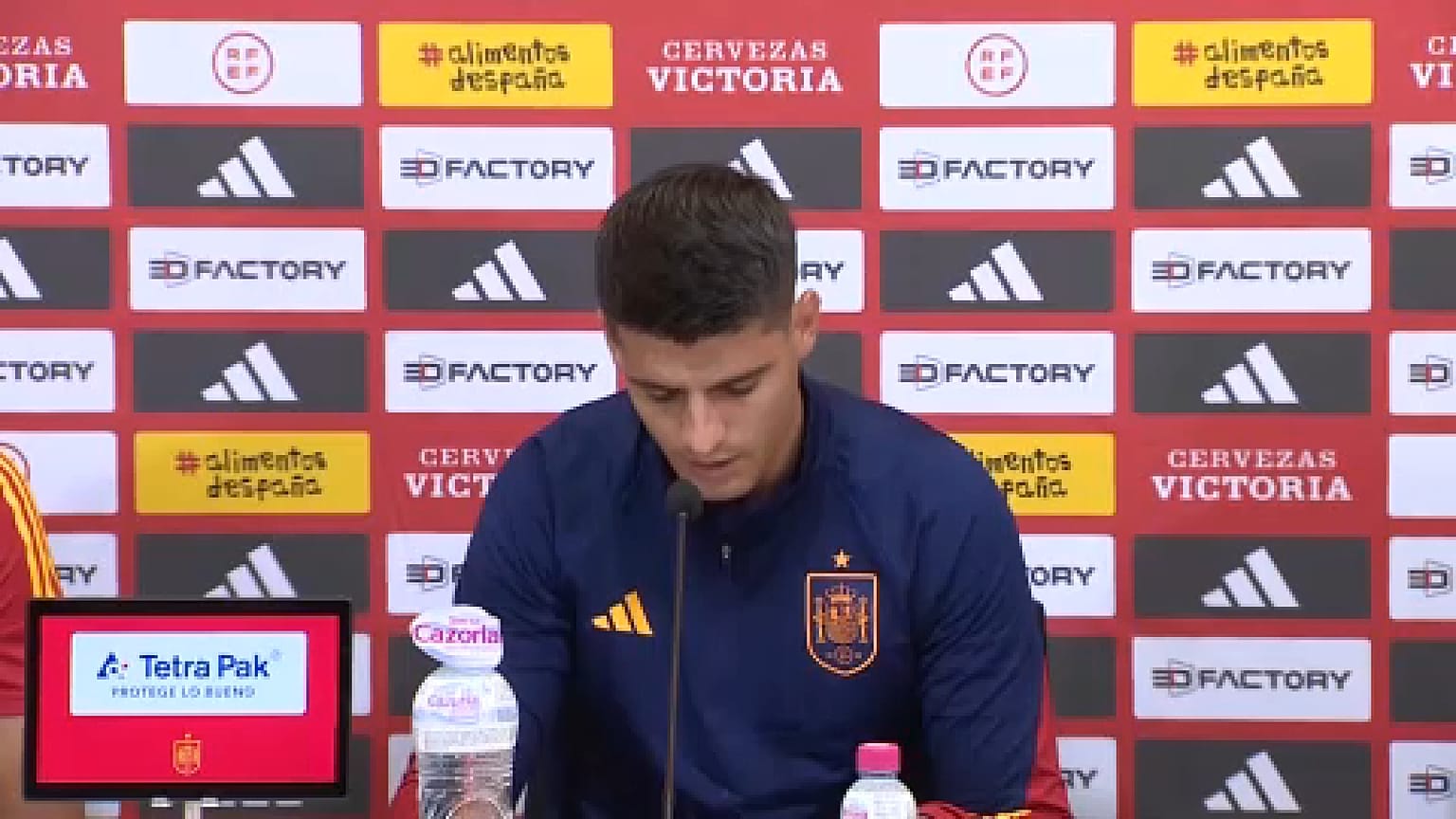 Alvaro Morata legge la dichiarazione. Senza mai alzare gli occhi dal foglio. (4.9.2023)