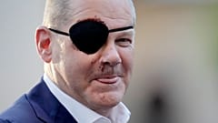 Ο γερμανός καγκελάριος Όλαφ Σολτς με καλυμμένο το μάτι του, θυμίζει πειρατή