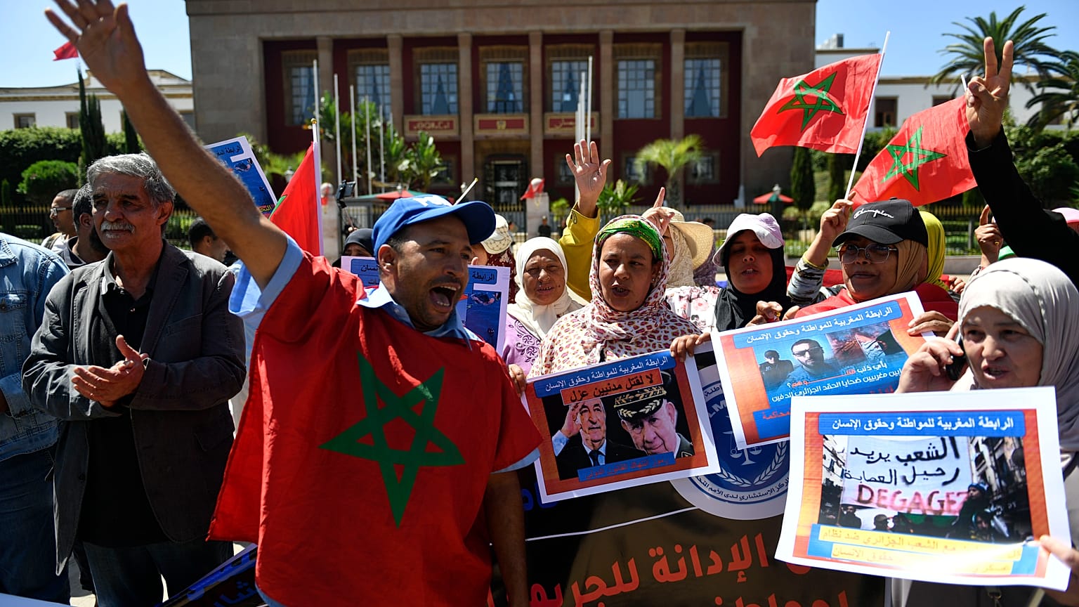Demonstrierende vor dem marokkansichen Parlament in Rabat