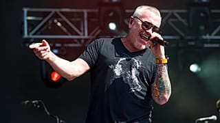 Steve Harwell dos Smash Mouth em concerto nos EUA, em 2017