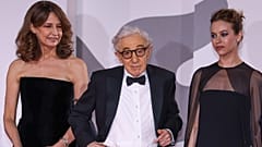 Woody Allen (középen), jobbján örökbefogadott lányával, Dylan Farrow-val