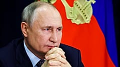 Президент Владимир Путин на фоне российского флага в задумчивости