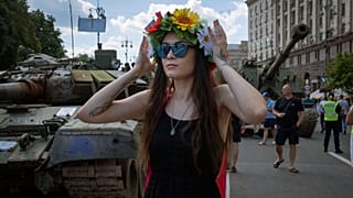 Ukrán nő virágkoszorúval a fején Kijevben 