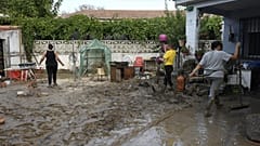 Vecinos de Villamanta, Madrid, en plenas labores de achique y limpieza