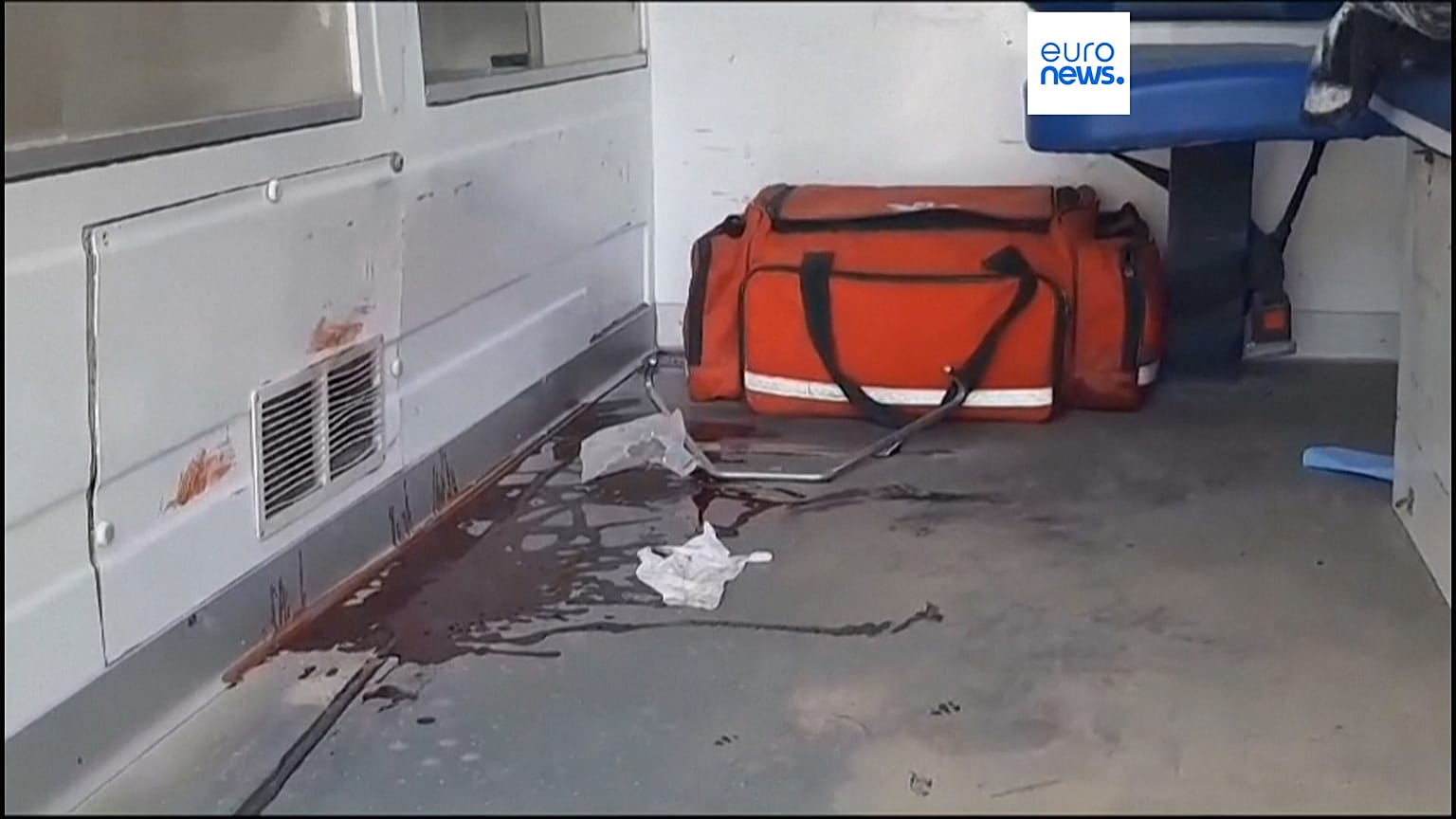 Interior de la ambulancia en la que viajaba uno de los heridos