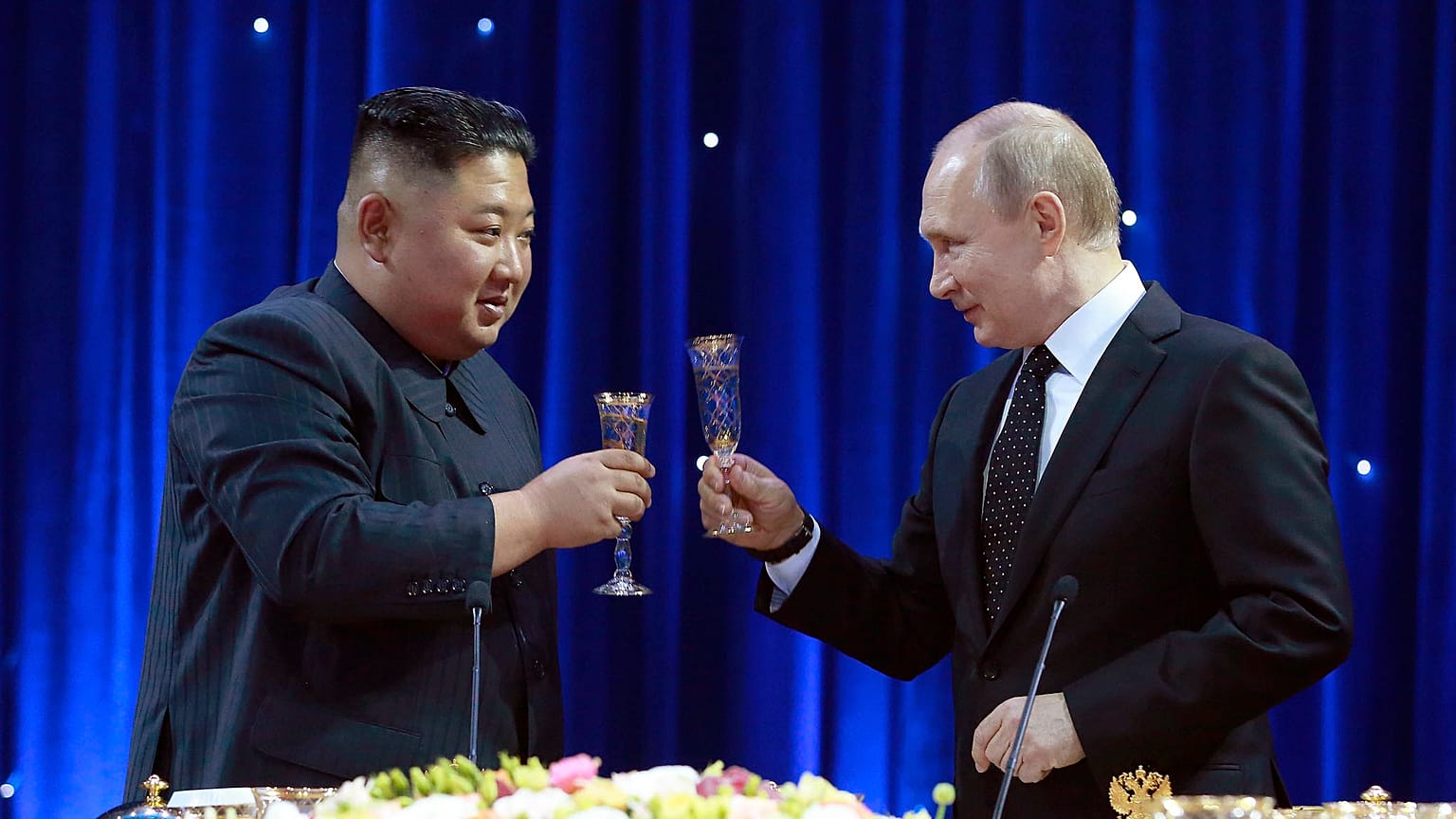 ARCHIVO - En esta foto facilitada por el Gobierno norcoreano, el líder norcoreano Kim Jong-un, a la izquierda, brinda con el presidente ruso Vladímir Putin en Vladivostok, Rus