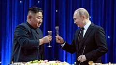 En esta foto del Gobierno de Corea del Norte, el líder norcoreano Kim Jong Un brinda con el presidente ruso Vladimir Putin en Vladivostok, Rusia, el 25 de abril de 2019.