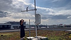 Die Meteorologin Tamsin Green überprüft eine Wetterstation in Deutschland. 
