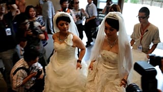 صورة أرشيفية لزواج امرأتين مثليتين.
