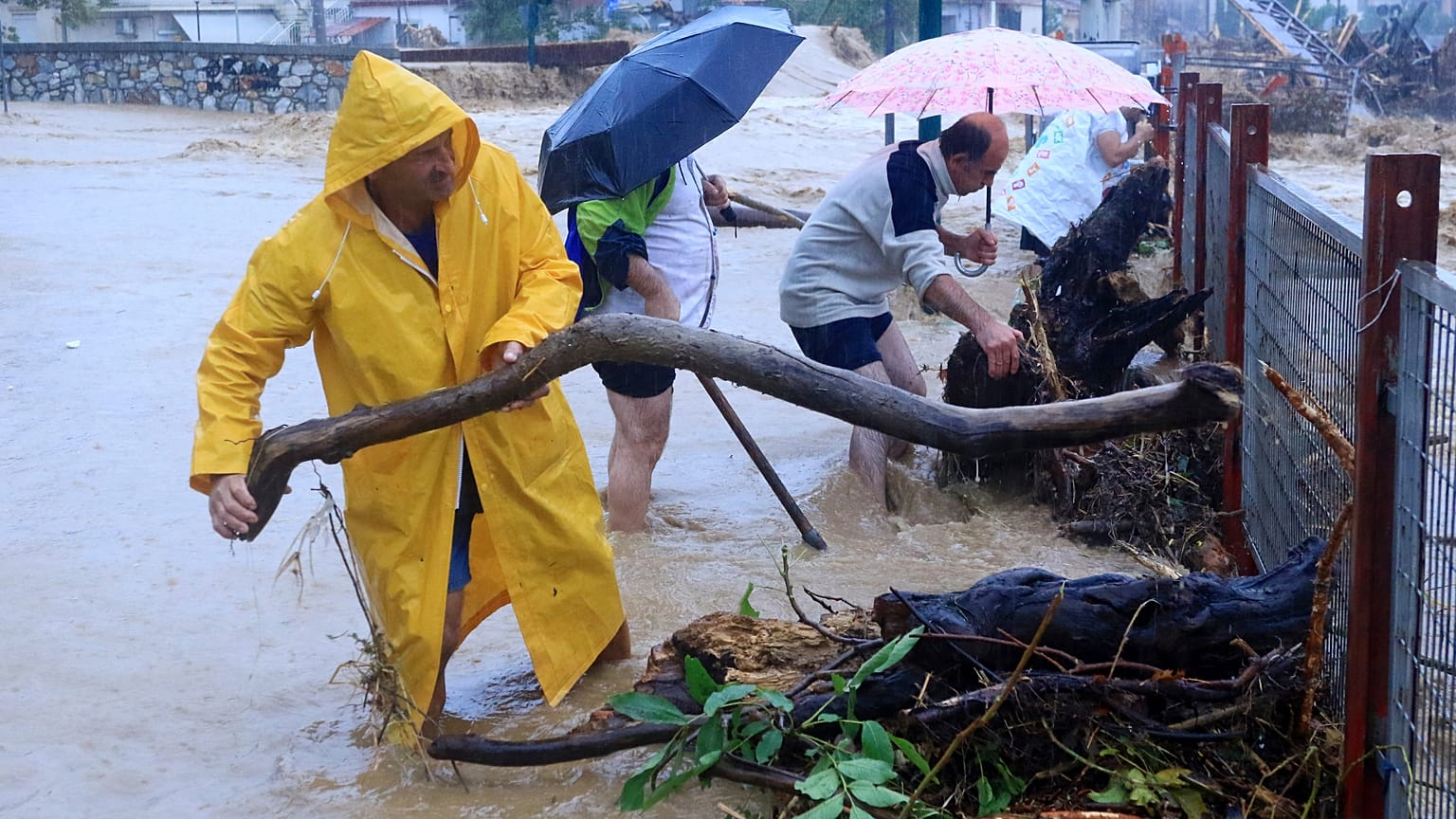 Menschen kämpfen im griechischen Volos gegen die Wassermassen