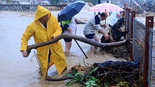 Menschen kämpfen im griechischen Volos gegen die Wassermassen