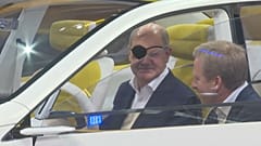 Ο Όλαφ Σολτς στην έκθεση αυτοκινήτου