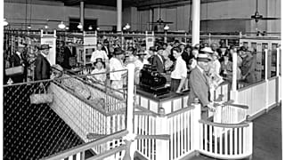 Fotografia de 1918 do interior da loja Piggly Wiggly original, em Memphis, Tennessee.