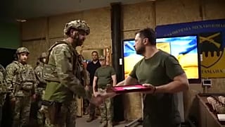 زيلينسكي يكرّم أحد الجنود 