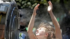 Eine Frau steht vor einer Ventilator im australischen Melbourne