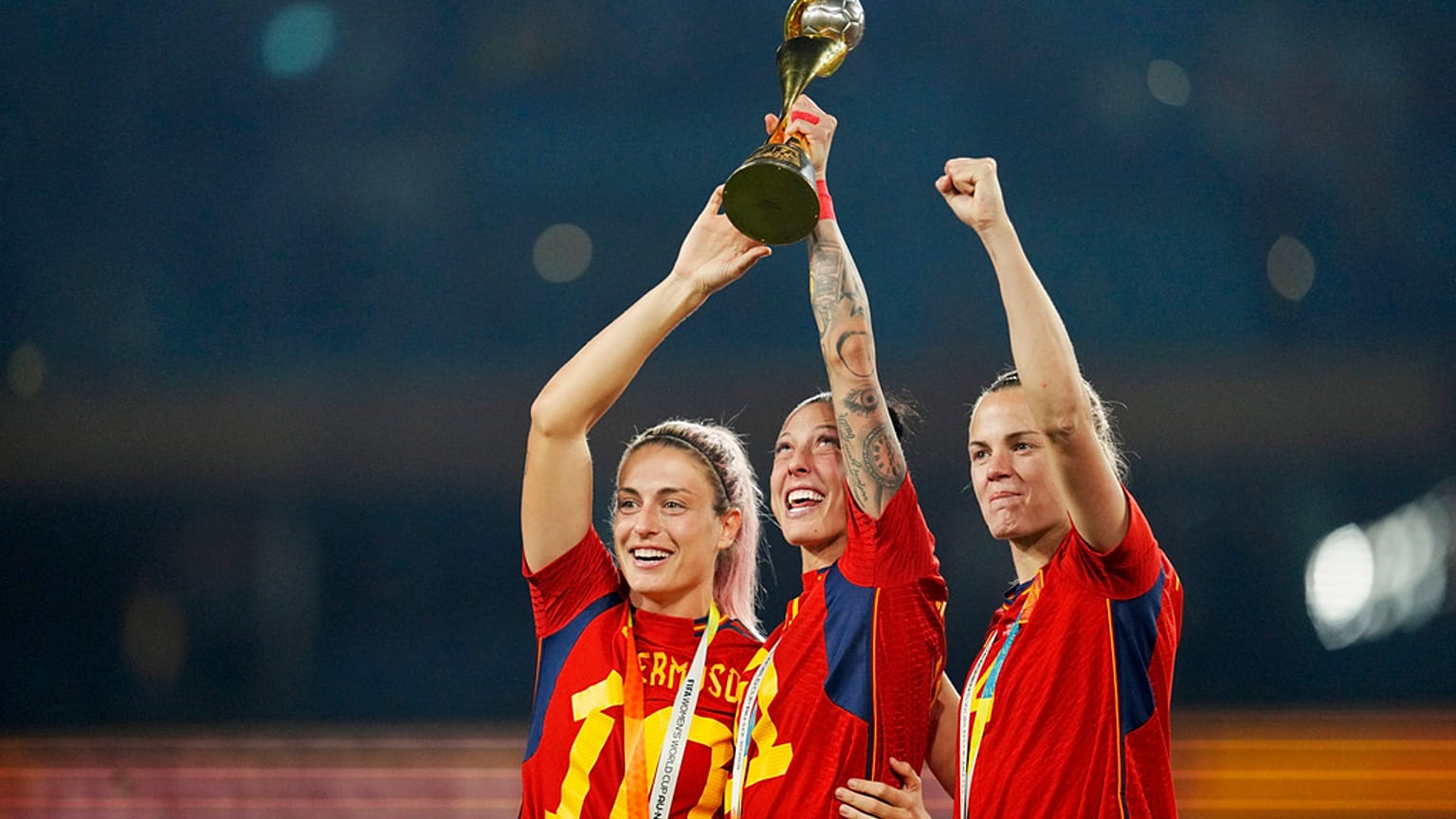Alexia Putellas, Jennifer Hermoso (középen) és Irene Paredes a világbajnoki trófeával 2023. augusztus 20-án