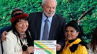 El Presidente de Brasil, Luiz Inácio Lula da Silva, sostiene una placa que demarca las Tierras Indígenas.
