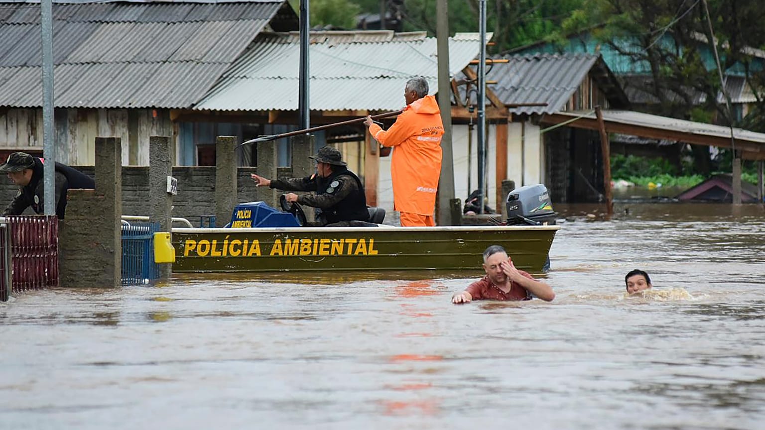 Mentés egy ciklon okozta áradás után Passo Fundóban, Rio Grande do Sul államban, Brazíliában, 2023. szeptember 4-én
