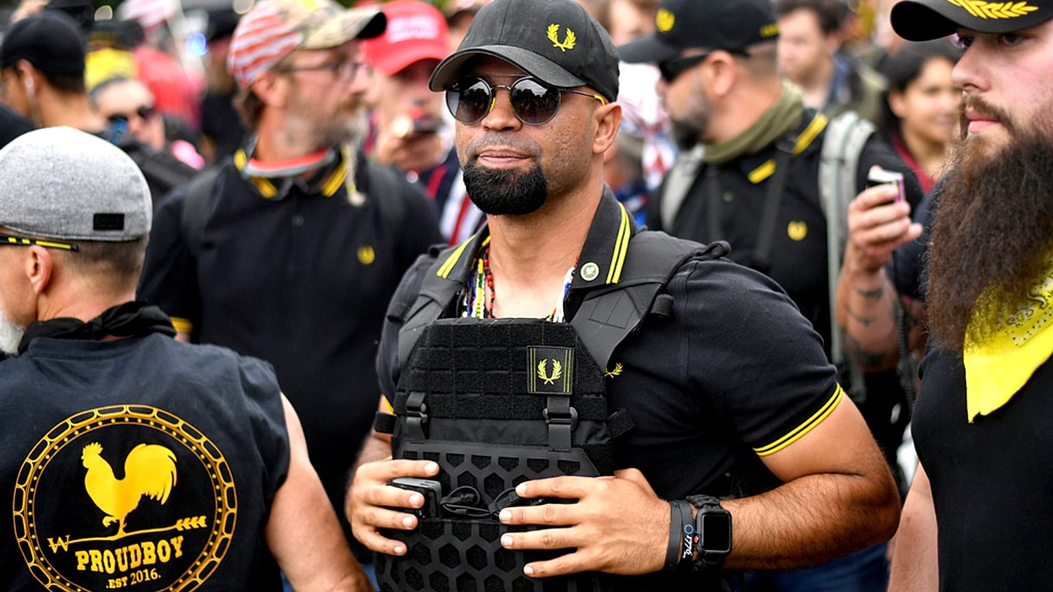 Aşırı sağcı "Proud Boys" grubunun eski lideri Enrique Tarrio (ortada)