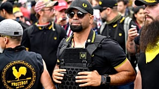 Aşırı sağcı "Proud Boys" grubunun eski lideri Enrique Tarrio (ortada)