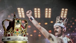La couronne de Freddie Mercury, portée tout au long de la tournée "Magic", exposée dans les salles de vente aux enchères de Sotheby's à Londres, le jeudi 3 août 2023.