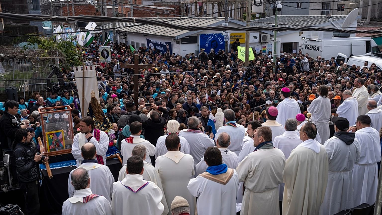 Los sacerdotes junto a la multitud que ha acudido a la misa en defensa del papa Francisco