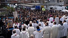 Los sacerdotes junto a la multitud que ha acudido a la misa en defensa del papa Francisco