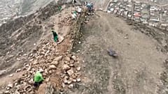 Este muro divide dos barrios en Lima y está siendo destruido.