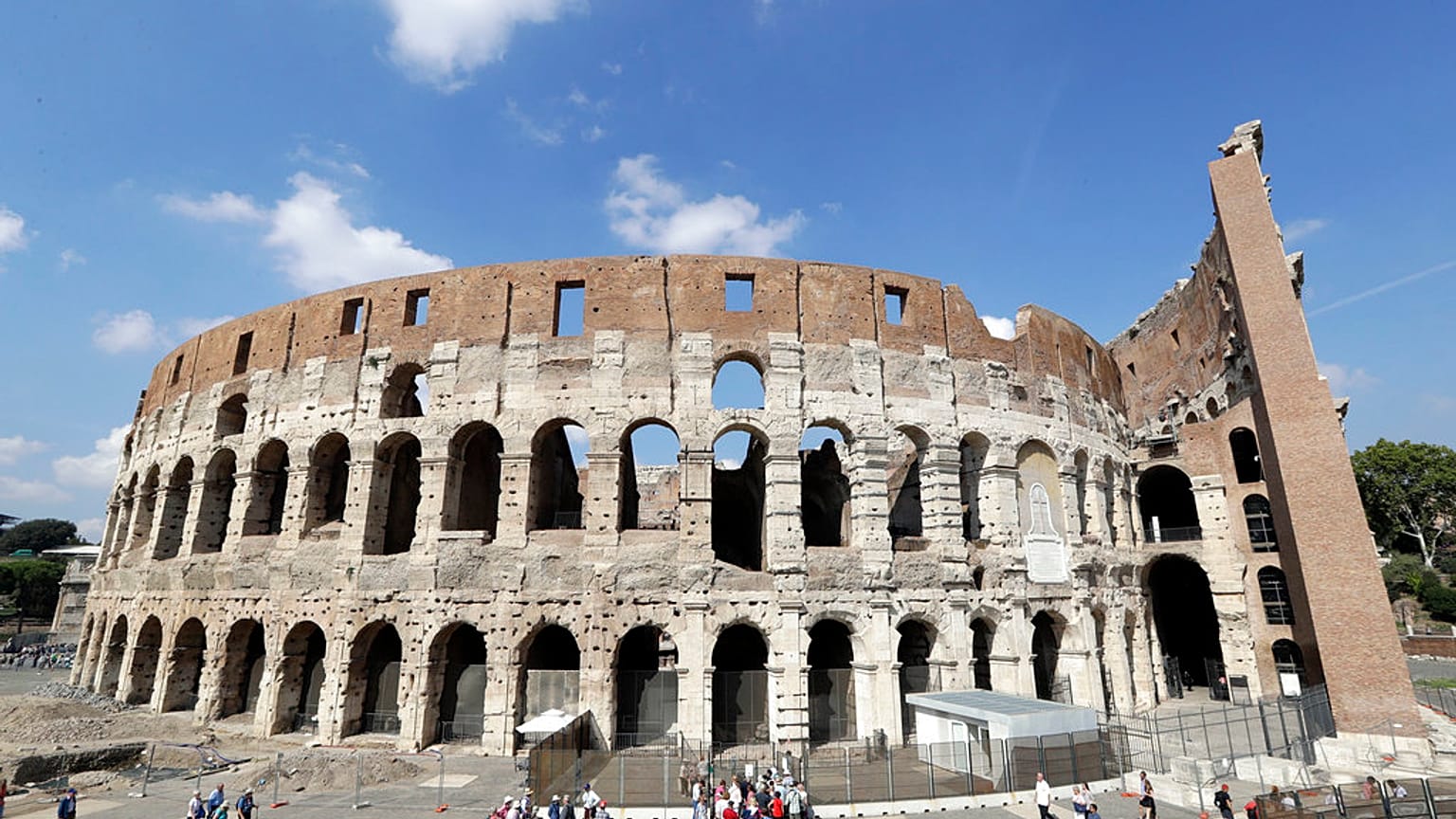 A római Colosseum ezeréves falára véste saját és szerelme monogrammját egy bolgár férfi