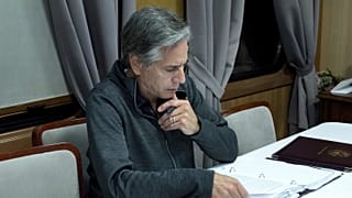 Antony Blinken a vonaton, úton Kijevbe