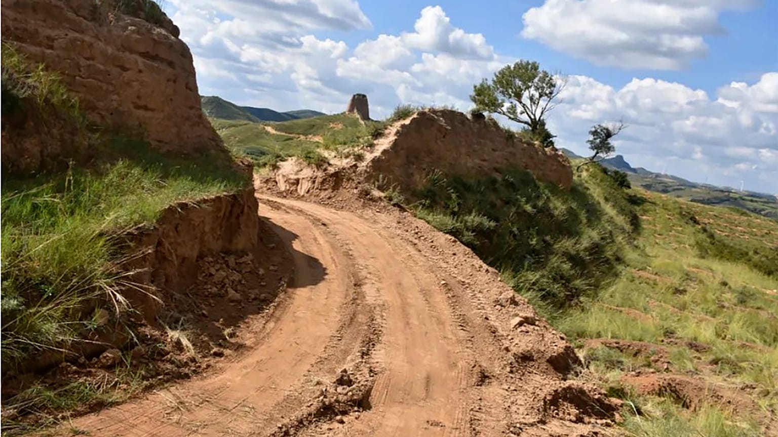 Una publicación en línea de la policía de Youyu del 31 de agosto parece mostrar un camino que atraviesa una sección de la antigua Gran Muralla en el condado de Youyu, en el norte de China.
