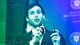 El ministro holandés de Asuntos Exteriores, Wopke Hoekstra, sostiene sus auriculares durante una declaración a la prensa en Bucarest, enero de 2023.