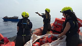 Sur la route des migrants en Méditerranée centrale : un sauvetage vu de l'intérieur