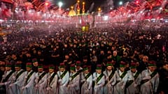 زوار الإمام الحسين في كربلاء العراقية 