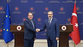 المفوض المجري أوليفر فارهيلي، خلال مؤتمر صحفي مع وزير الخارجية التركي هاكان فيدان