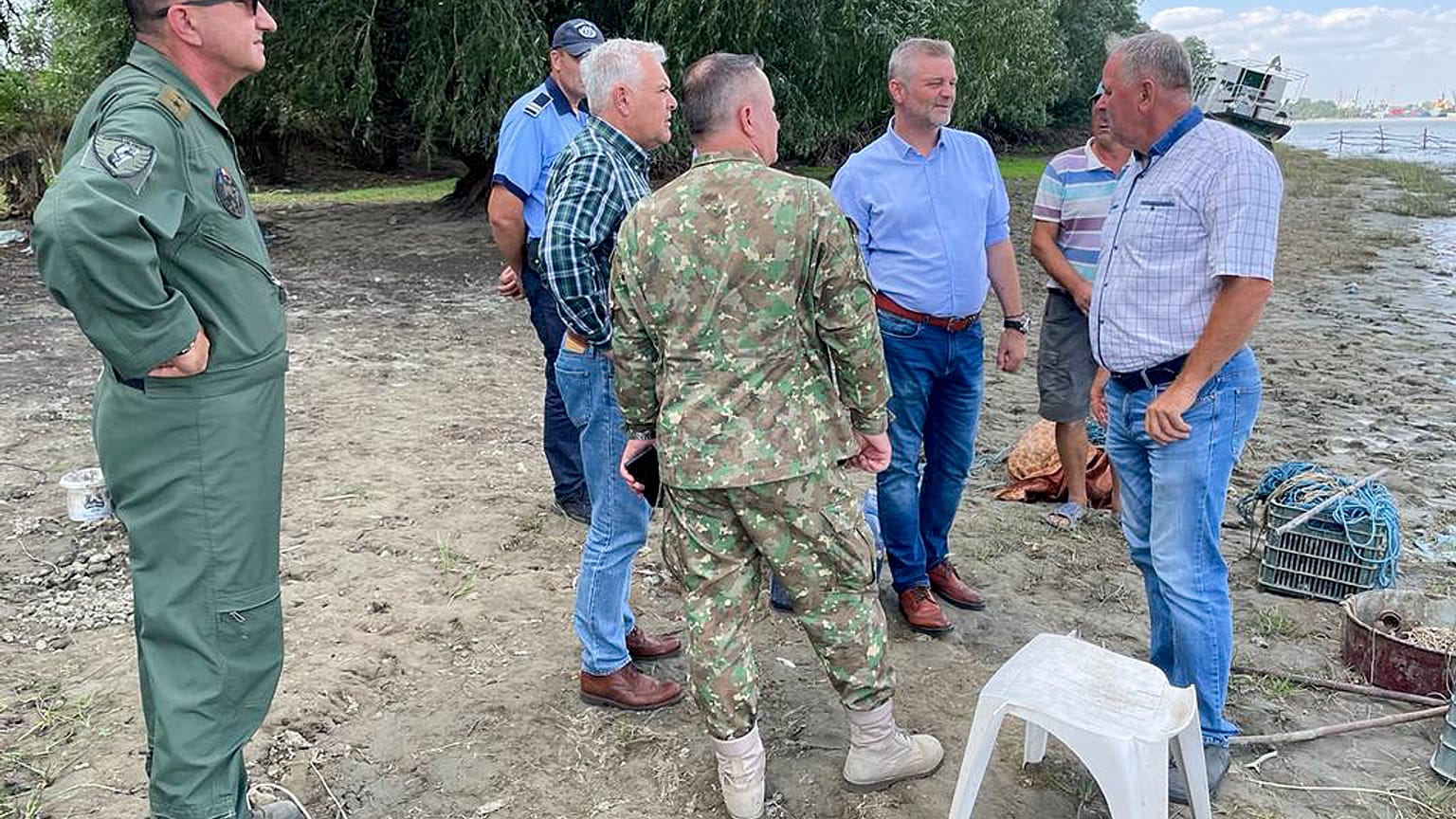 El ministro de Defensa de Rumanía, Angel Tilvar, presente en la zona donde se han hallado los restos del posible dron ruso