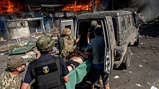 Traslado de uno de los heridos en el ataque contra el mercado