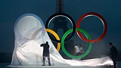 Официальные лица Парижа открывают экспозицию олимпийских колец на площади Трокадеро с видом на Эйфелеву башню в Париже, среда, 13 сентября 2017 г.