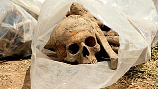 جمجمة بشرية موضوعة في كيس بلاستيكي بعد انتشالها من مقبرة جماعية في بغداد