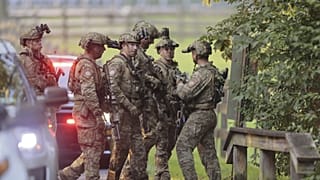 A pennsylvaniai rendőrség átkutatja az erdőt és egy patakot a szökött rabot keresve