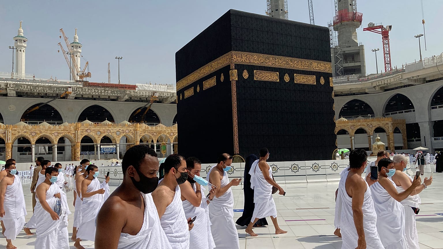 مسلمون يؤدون مناسك العمرة في مكة المكرمة 
