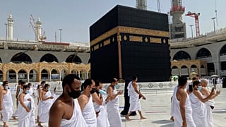 مسلمون يؤدون مناسك العمرة في مكة المكرمة 