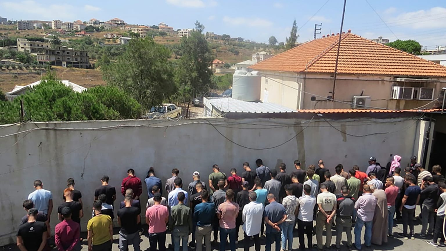 الجيش اللبناني يوقف مجموعة من السوريين المتهمين بالعبور بشكل غير قانوني إلى لبنان من سوريا
