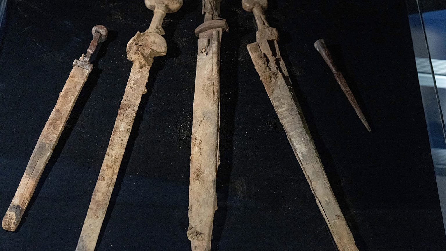 Las armas, de 1.900 años de antigüedad, fueron descubiertas en el interior de una cueva con vistas a la masa de agua. 