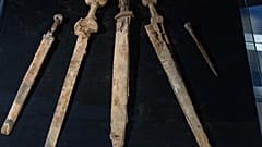 Las armas, de 1.900 años de antigüedad, fueron descubiertas en el interior de una cueva con vistas a la masa de agua. 